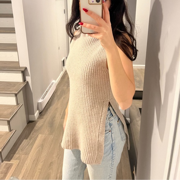 Aritzia Turtleneck Sleeveless woven sweater - Picture 3 of 5